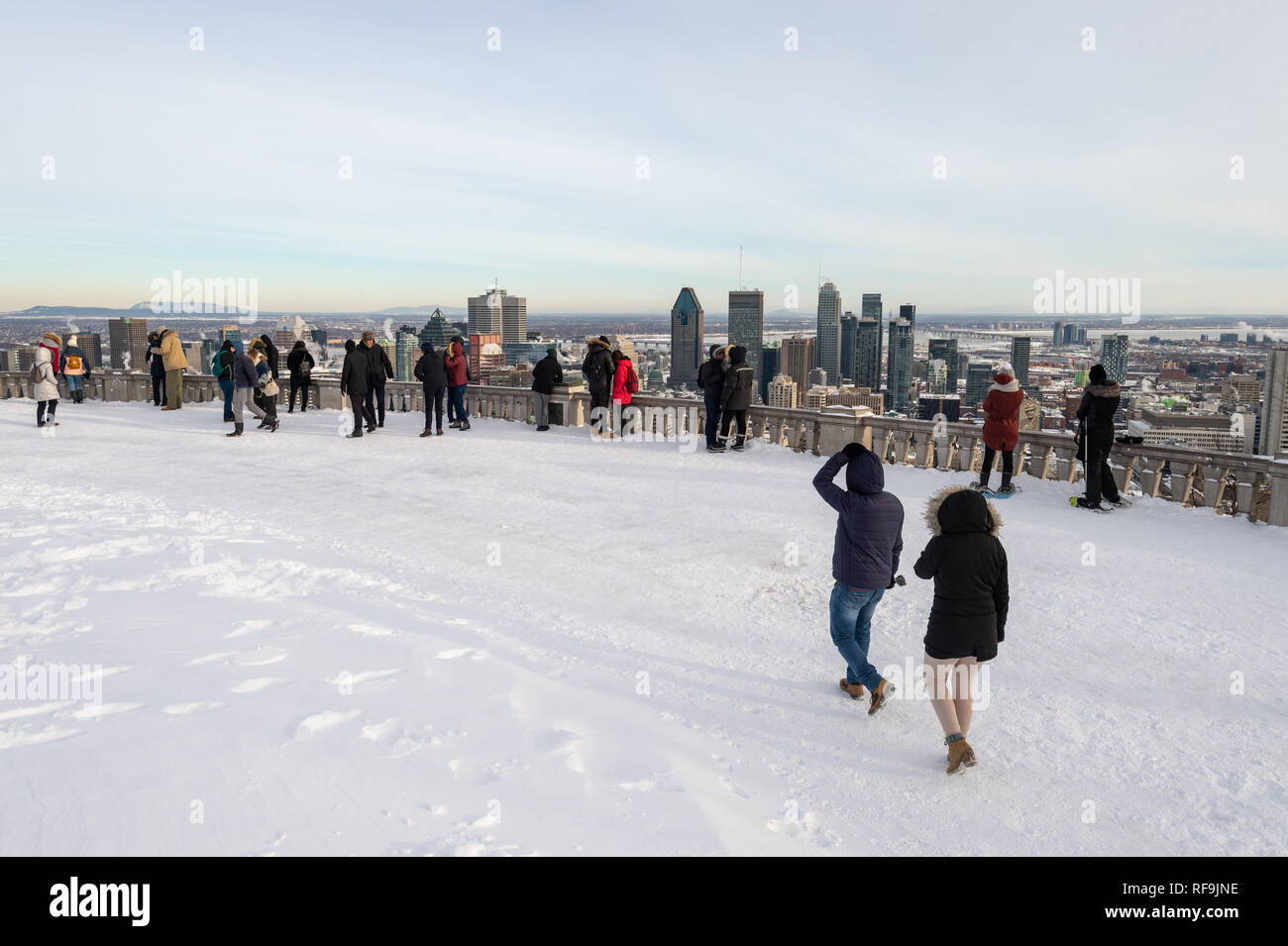 Montreal, Canada - 22 Gennaio 2019: turisti guardando lo skyline di Montreal dal belvedere Kondiaronk. Foto Stock