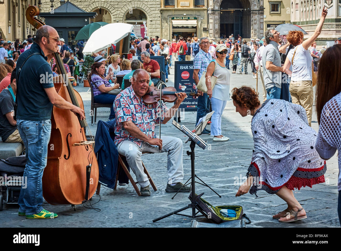 Due musicisti di strada suona il violino e violoncello in strade affollate  della città di Firenze, Italia Foto stock - Alamy