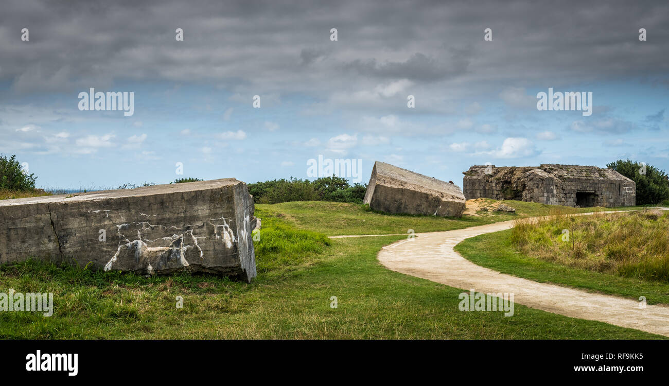 Rimane il tedesco di bunker di cemento armato che facevano parte del muro Atlantico nel 1944 a Ponte du Hoc in Normandia Foto Stock