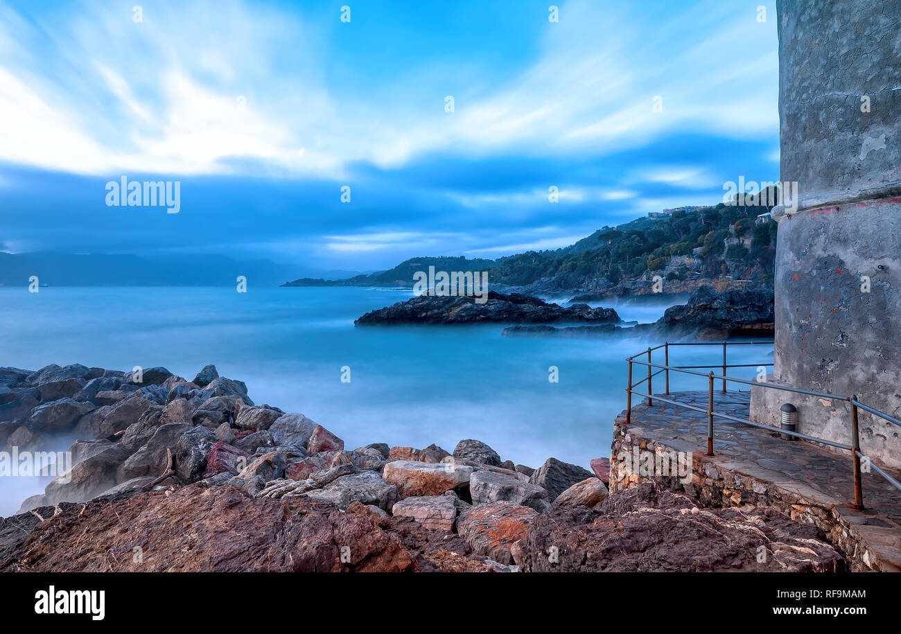 Una lunga esposizione di Tellaro village - La Spezia - Mar Ligure - Italia Foto Stock