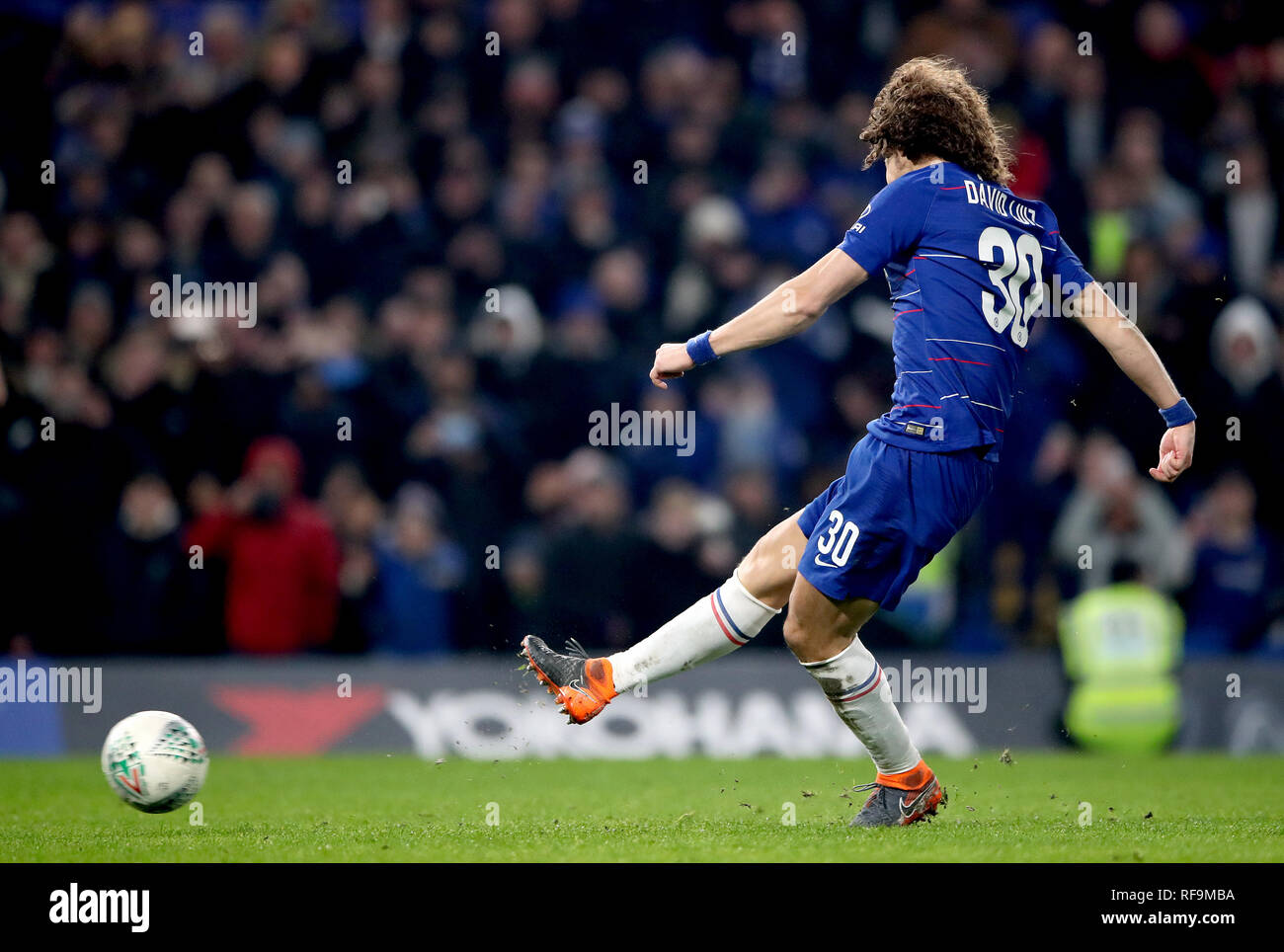 Chelsea David Luiz punteggi la pena vincente nella sparatoria durante la Coppa Carabao Semi Finale, la seconda gamba corrispondono a Stamford Bridge, Londra. Foto Stock