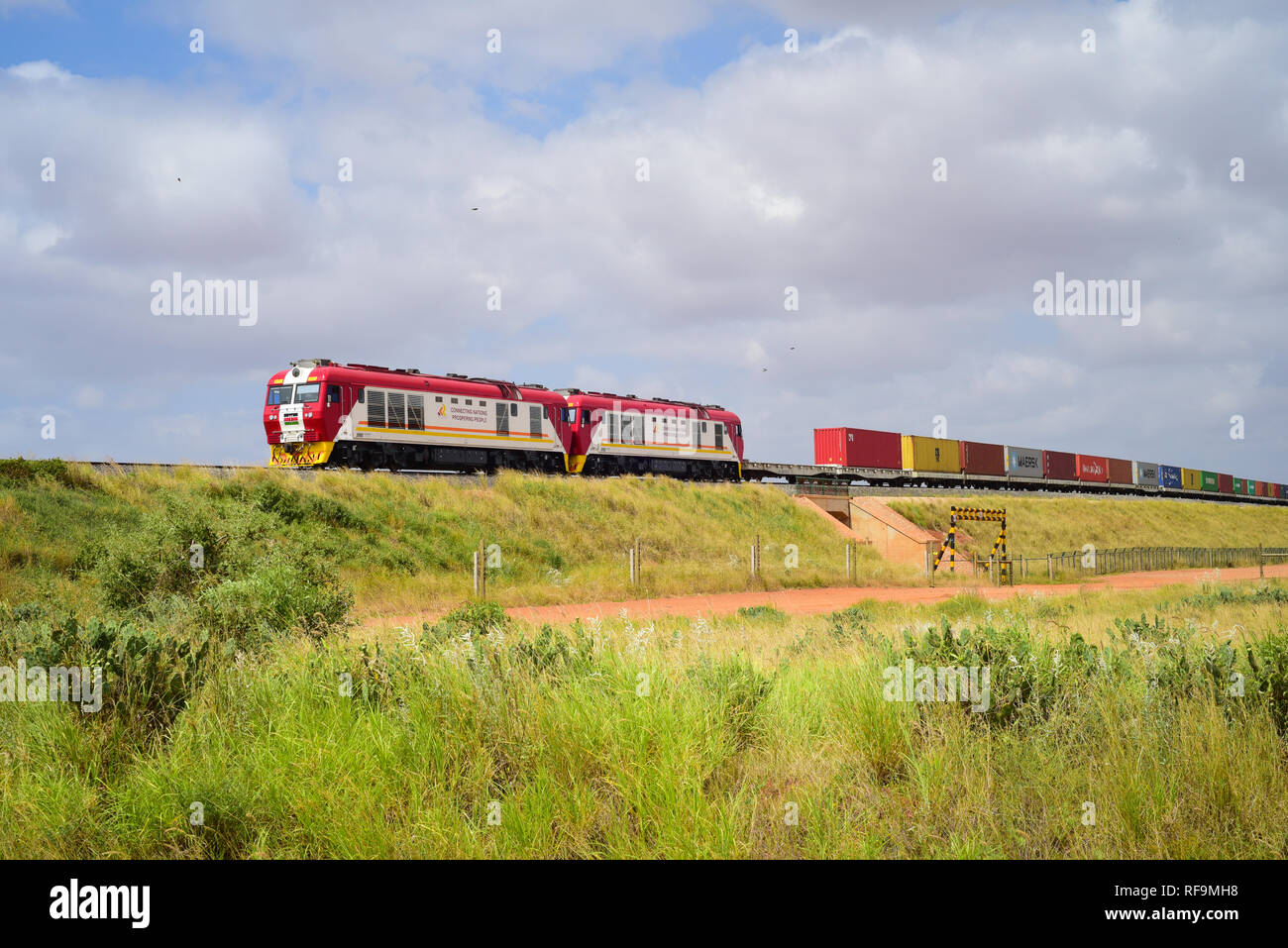 Nuovo convoglio ferroviario in Kenya passando Tsavo National Park Foto Stock