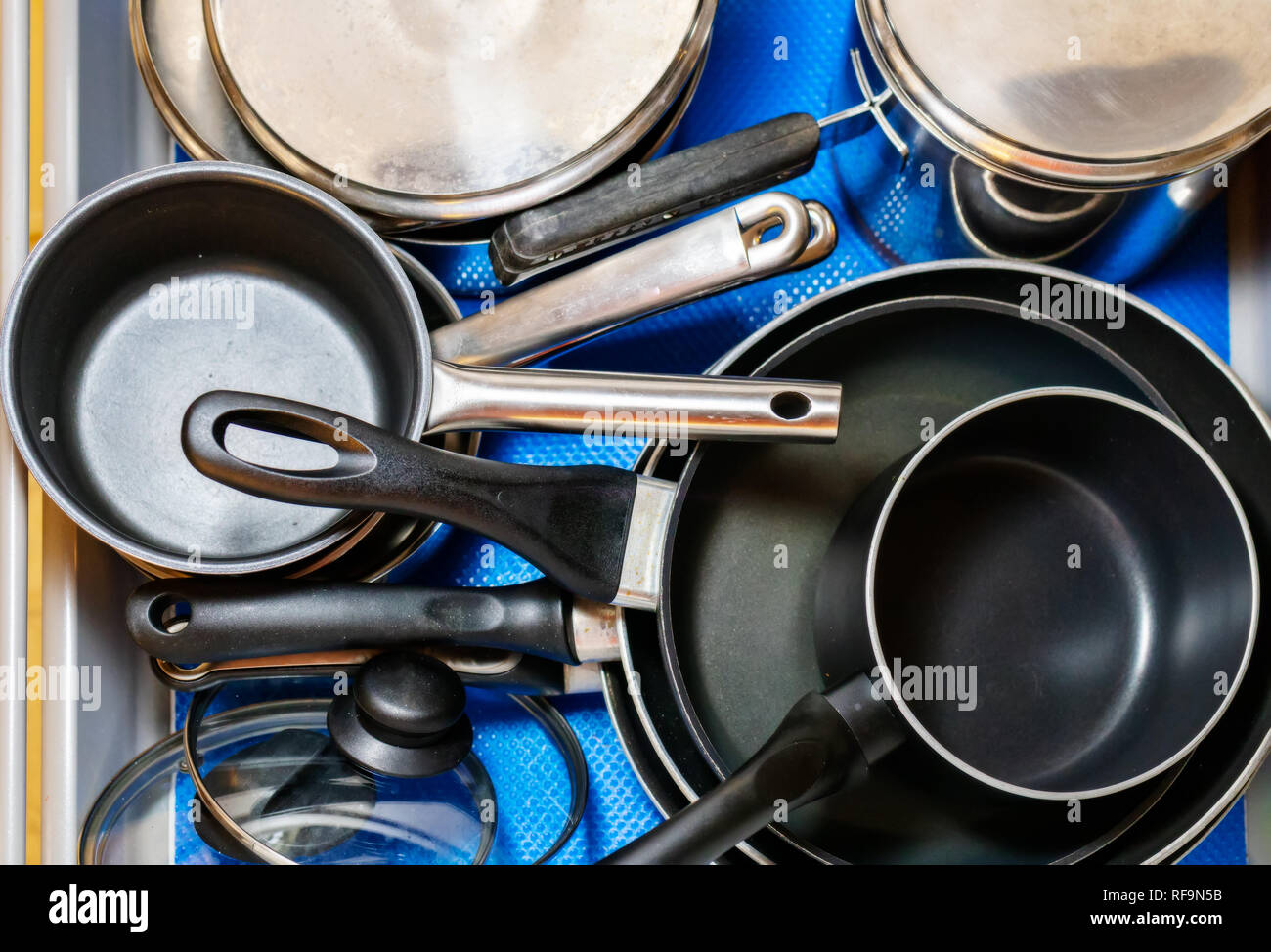 Vari utensili da cucina in una vera e propria vita home Foto Stock