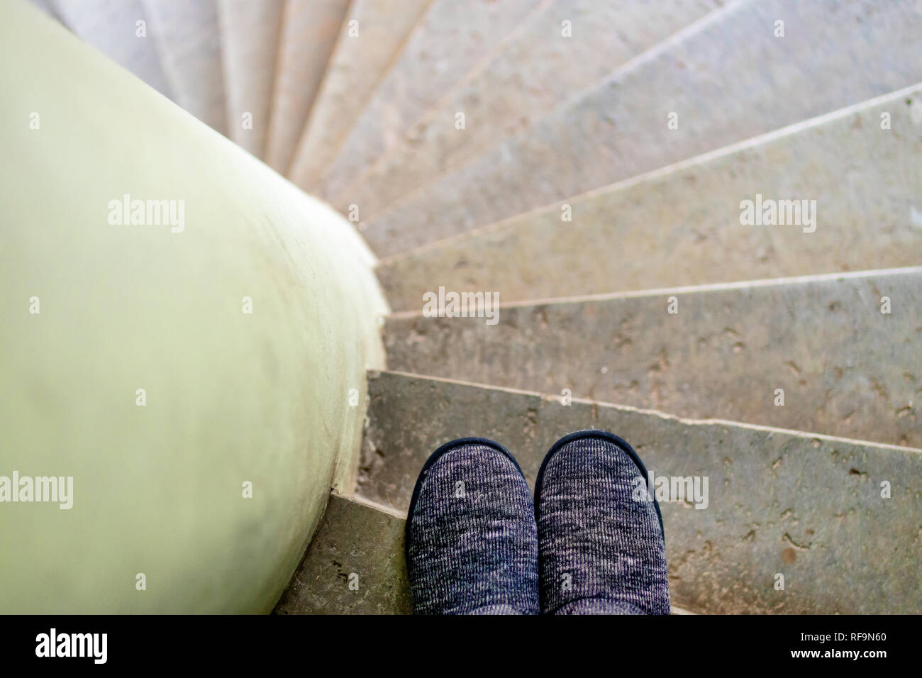 Punto di vista personale in piedi in una rampa di scale Foto Stock