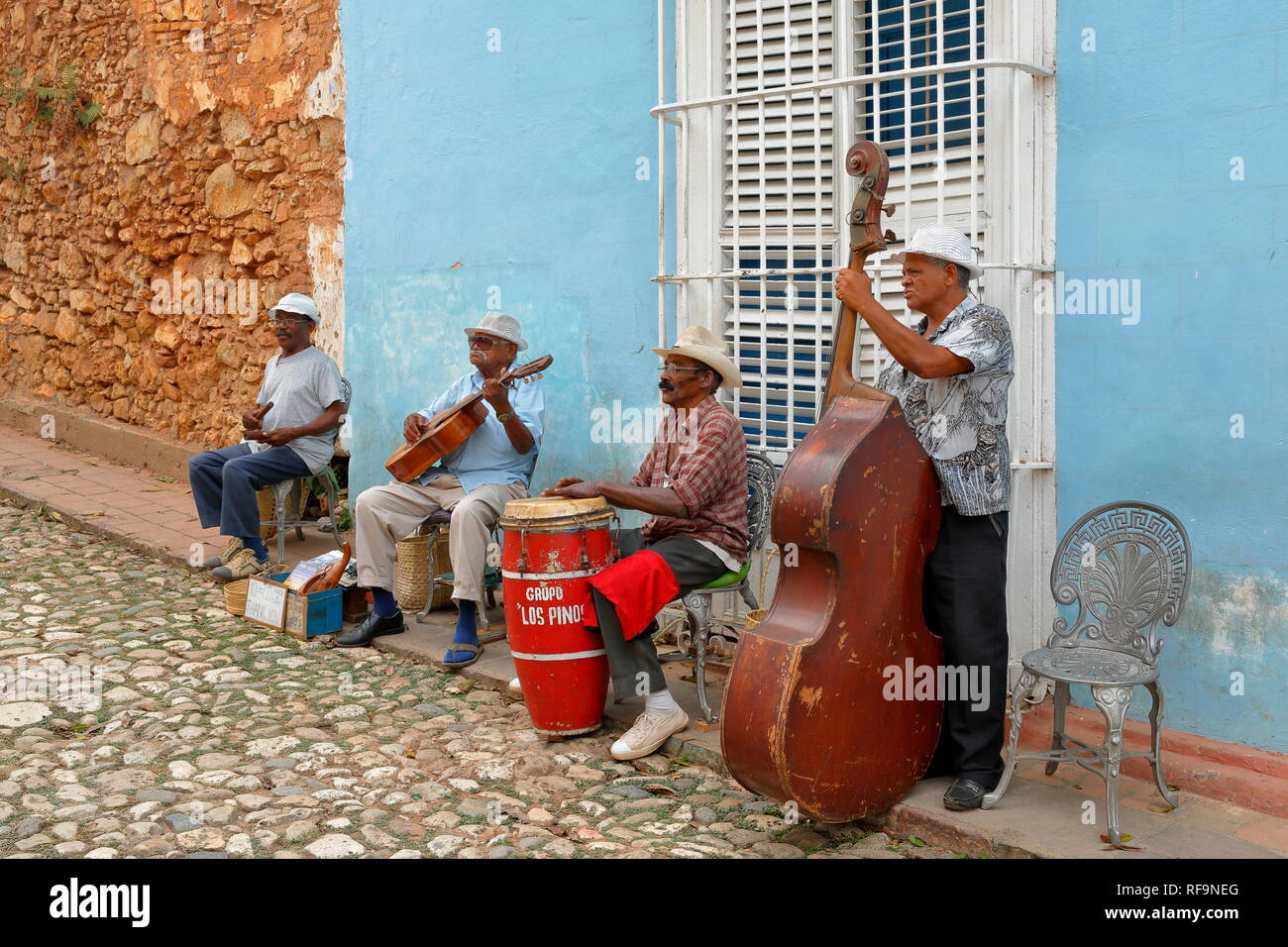 L'Avana, Cuba - La musica e gli album in La Havana e quasi tutte le città, gruppi musicali per le strade. I turisti sono felici e divertirsi con il ballo. Foto Stock