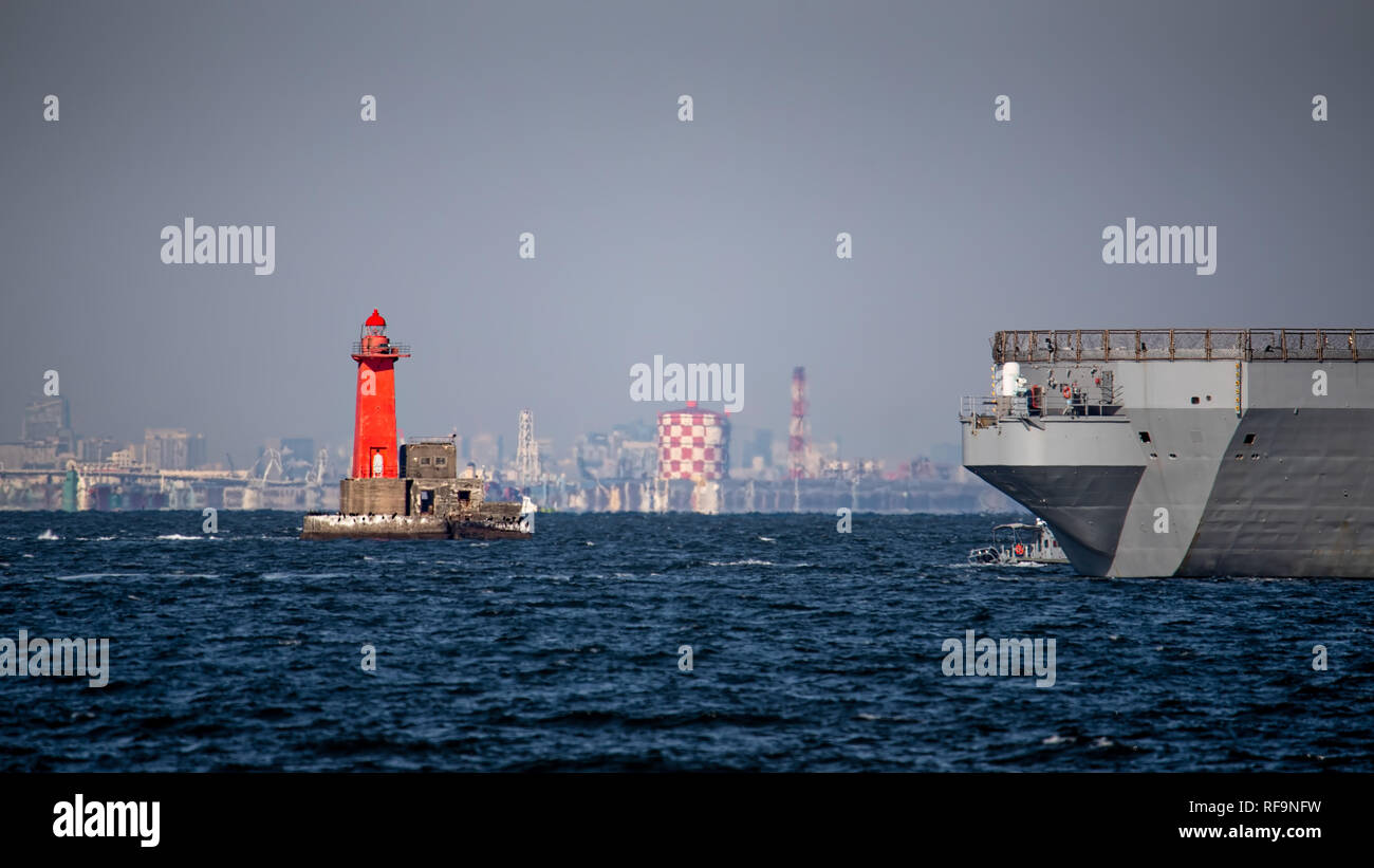 Una nave da guerra della marina passa il faro in Yokosuka, Giappone. Foto Stock