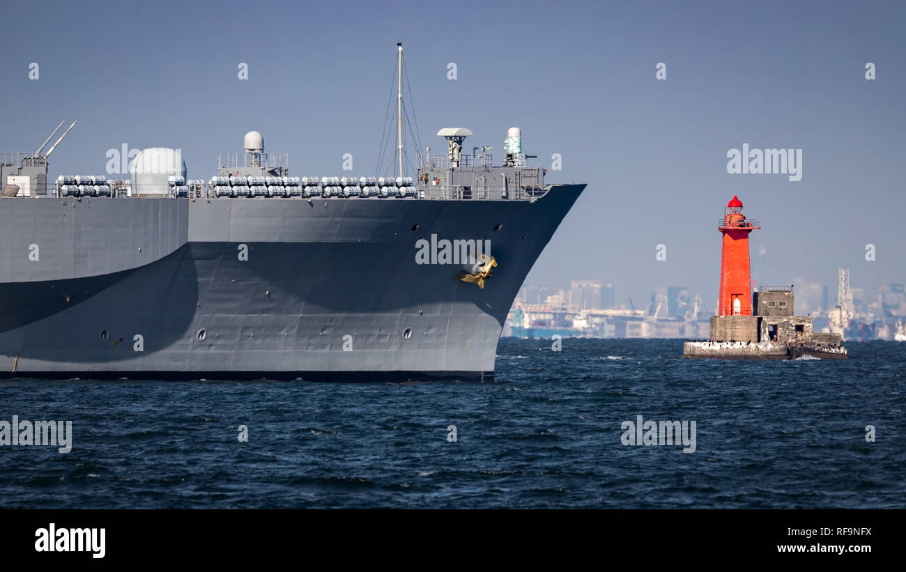 Una nave della Marina Militare si avvicina al faro in Yokosuka, Giappone. Foto Stock