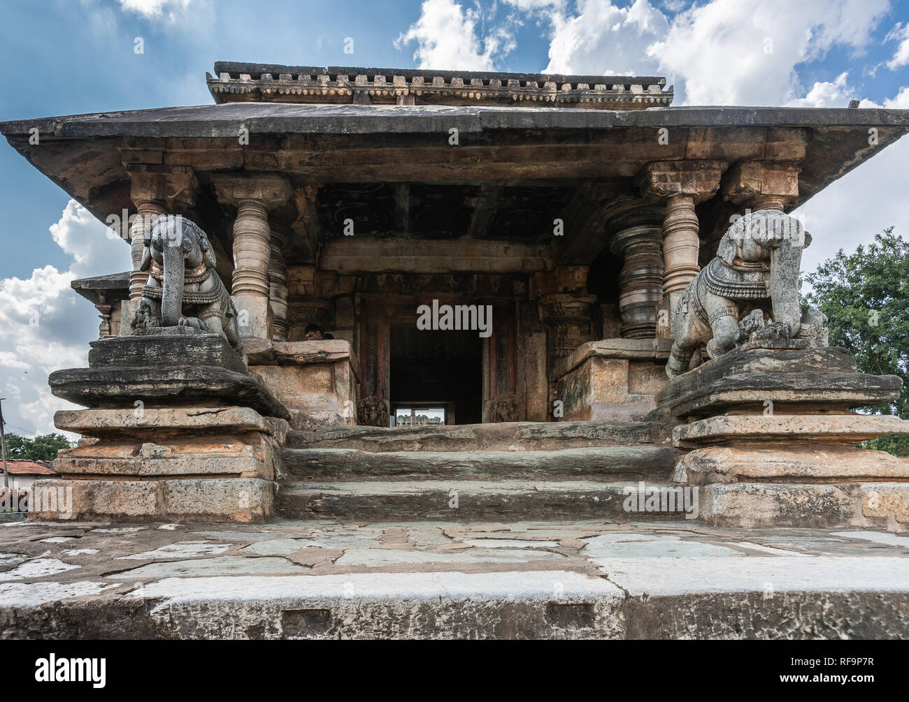 Belavadi, Karnataka, India - 2 Novembre 2013: Veera Narayana Tempio. Hall di ingresso, sul lato della strada per il santuario motivi mostrano due statue di elefante un Foto Stock