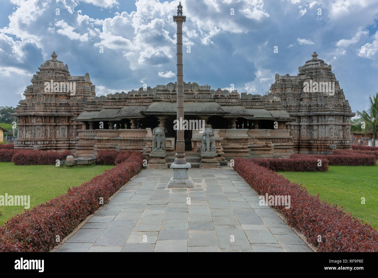 Belavadi, Karnataka, India - 2 Novembre 2013: Veera Narayana Tempio vista dall'ingresso con il pennone di fronte, elephant statue sul prato verde und Foto Stock