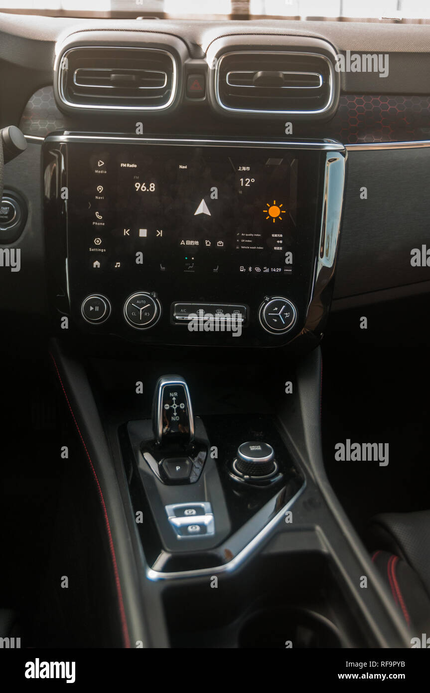 Gli scatti in interni di un Lynk & Co 03 Hyper Pro su un funzionario test drive. Foto Stock