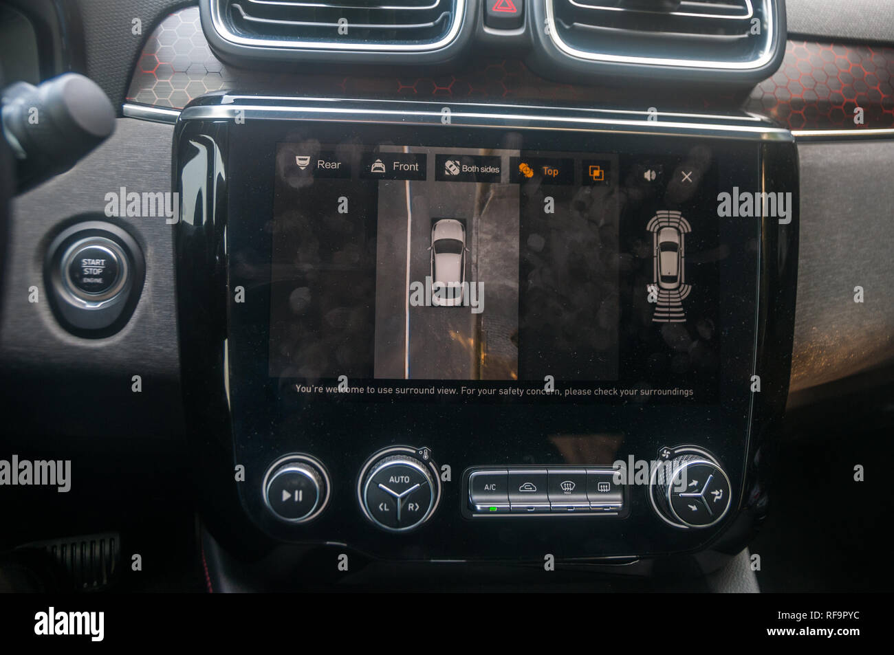 Gli scatti in interni di un Lynk & Co 03 Hyper Pro su un funzionario test drive. Foto Stock