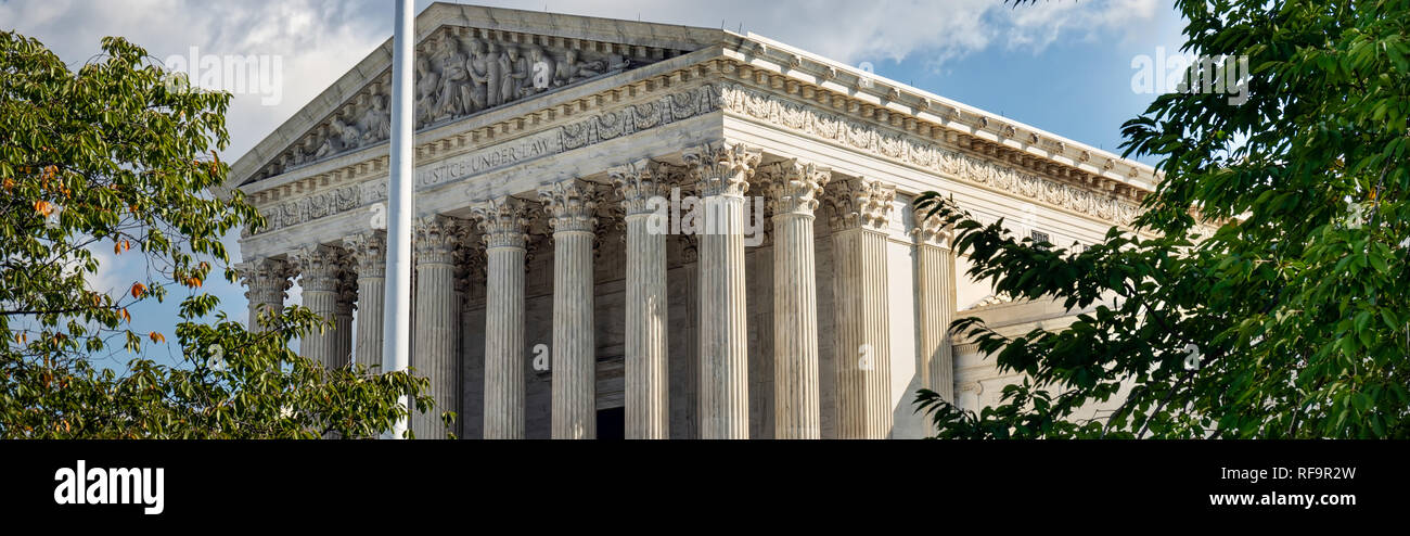 Un giorno di estate di fronte alla Corte suprema degli Stati Uniti edificio in Washington, DC. Foto Stock