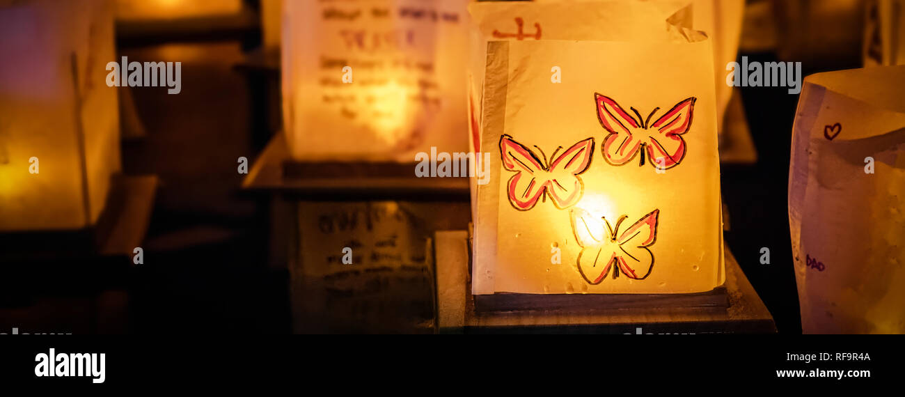 Un east coast festa delle lanterne con personale messaggi di ispirazione galleggiante sull'acqua. Foto Stock