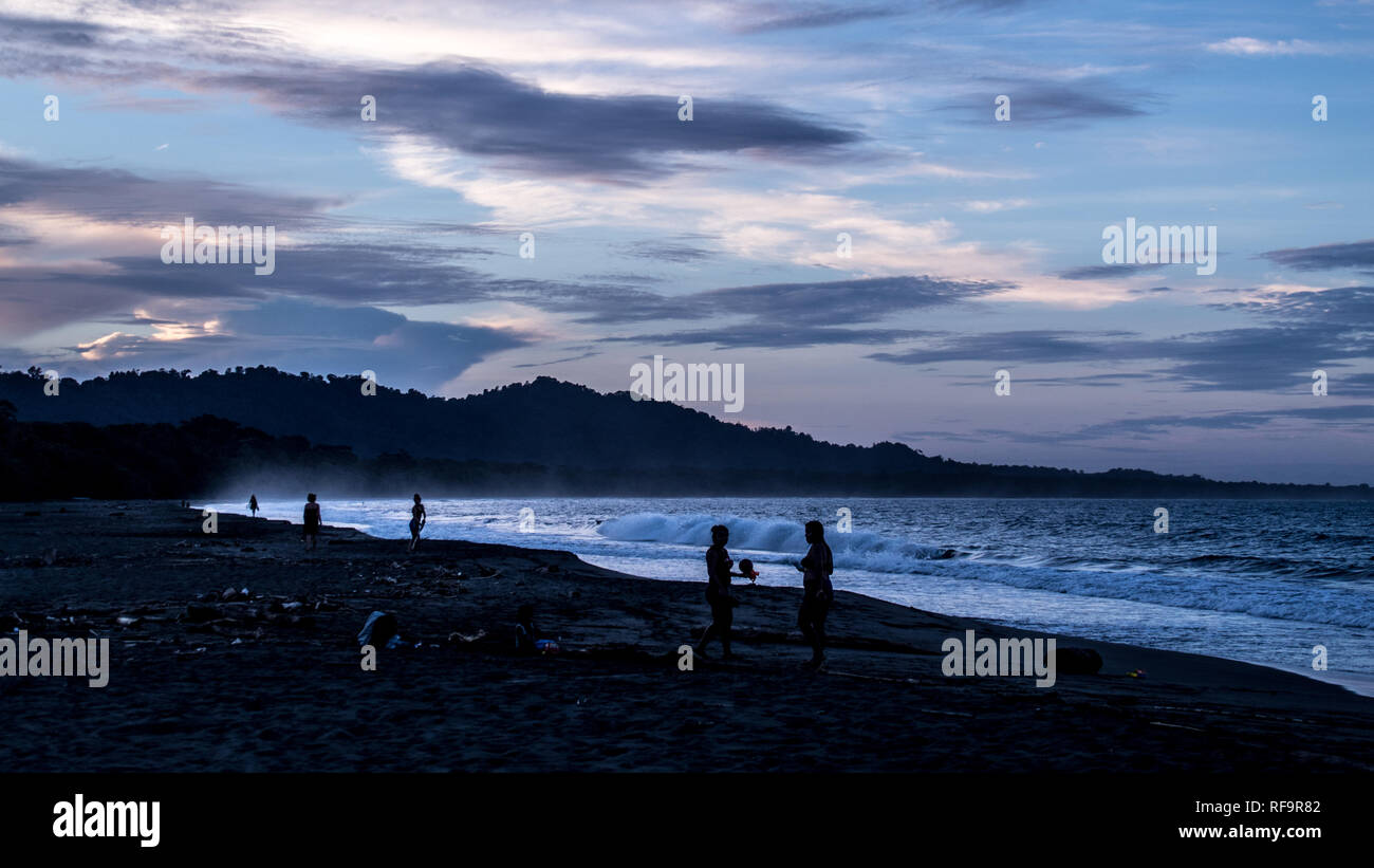 Per coloro che godono di una splendida notte presso la spiaggia vulcanica in Puerto Viejo, Costa Rica Foto Stock