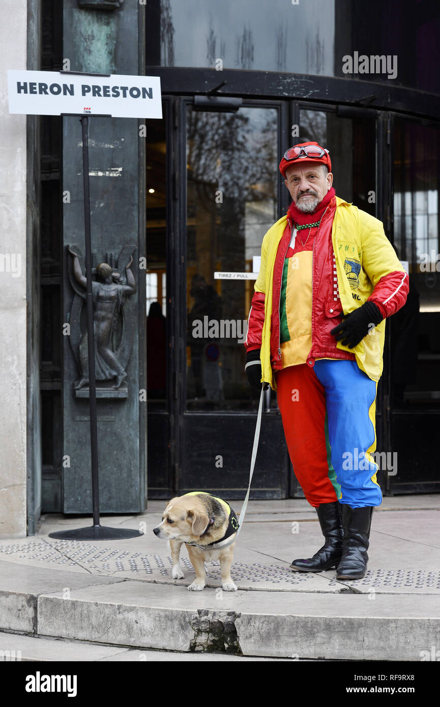 Tito e il suo cane Fanfan - fuori street style® Heron Preston - Settimana della moda di Parigi gli uomini 2019 Foto Stock