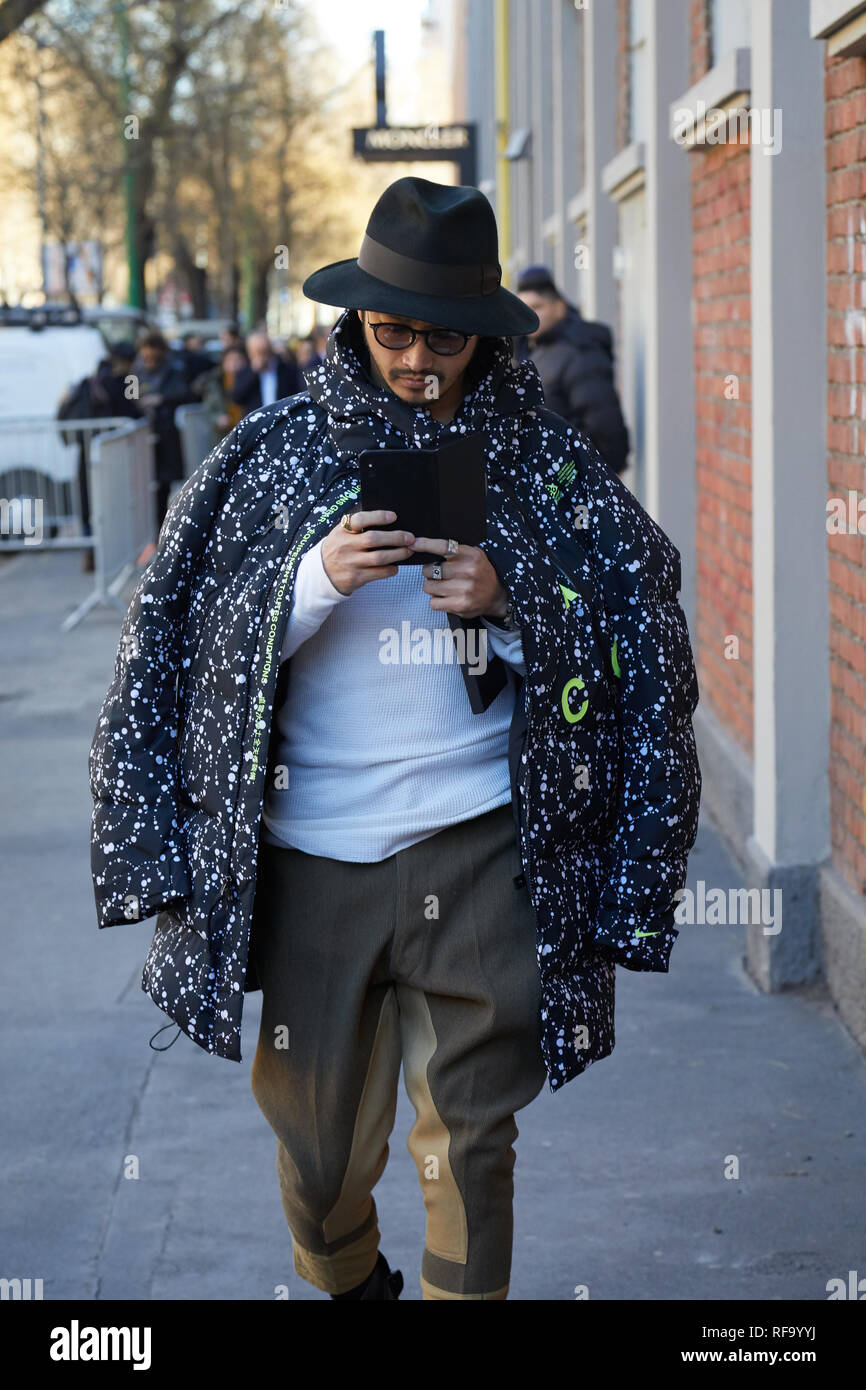 Milano, Italia - 14 gennaio 2019: l'uomo con il cappello nero e giacca imbottita con design di costellazione prima di Fendi fashion show, la Settimana della Moda Milanese street s Foto Stock