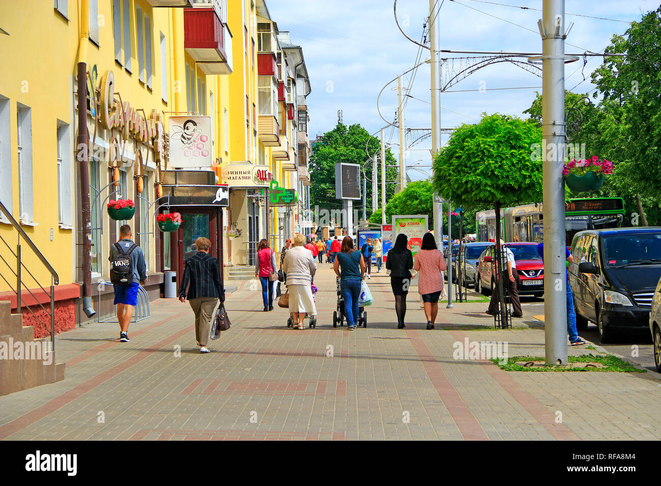 La gente a piedi attraverso la città. Strada di città bielorussa di Gomel. I passanti da rush sul business. Caos urbano. La vita della città. Anonimo la gente camminare su occupato c Foto Stock