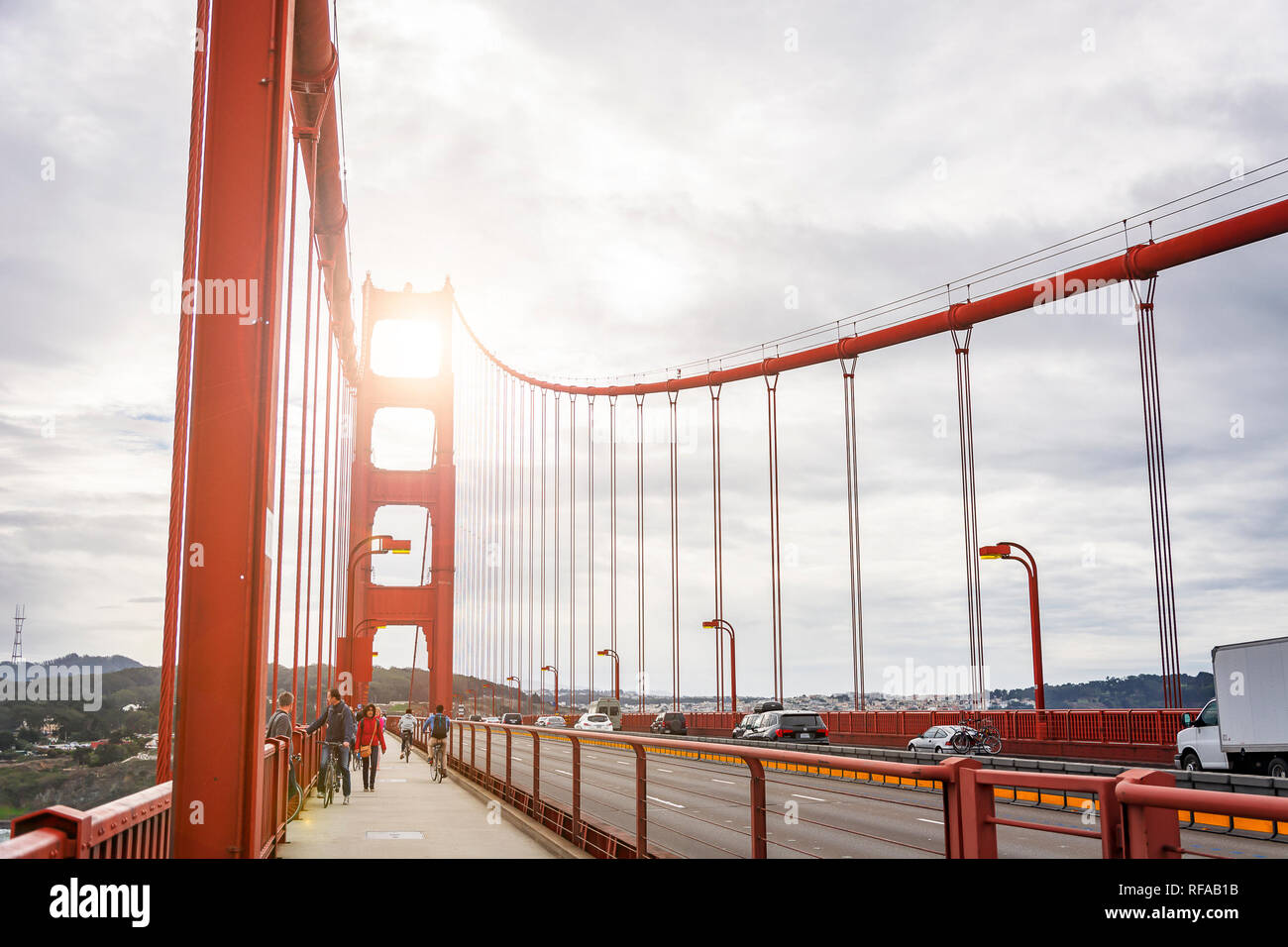 San Francisco, California, Stati Uniti d'America, Ottobre 2016: la gente camminare attraverso il percorso pedonale sul Golden Gate Bridge a San Francisco, California, regno Foto Stock