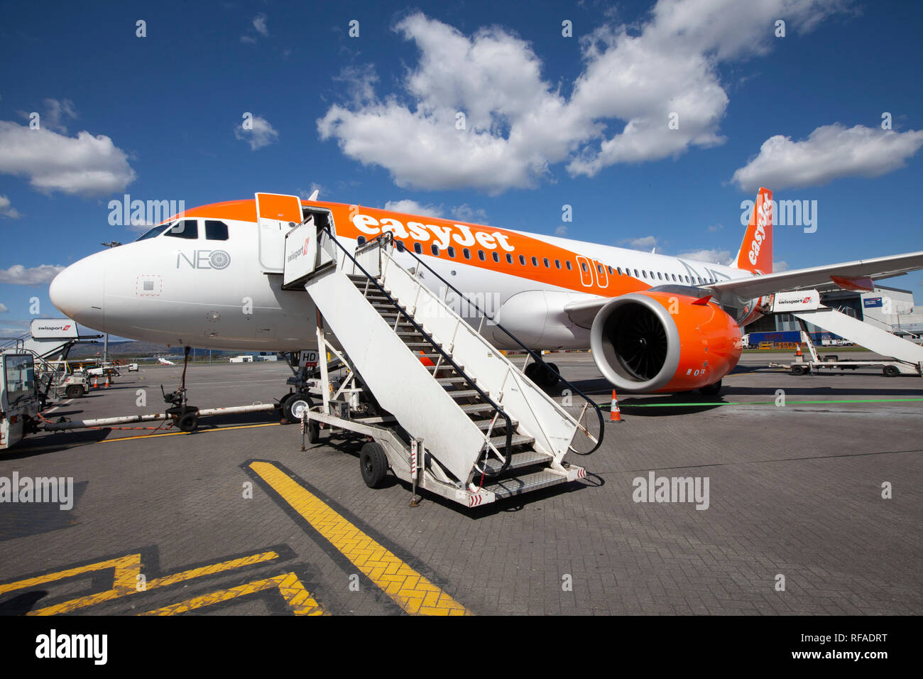 Un Easyjet Neo parcheggiato sul asfalto all'aeroporto di Glasgow. Foto Stock