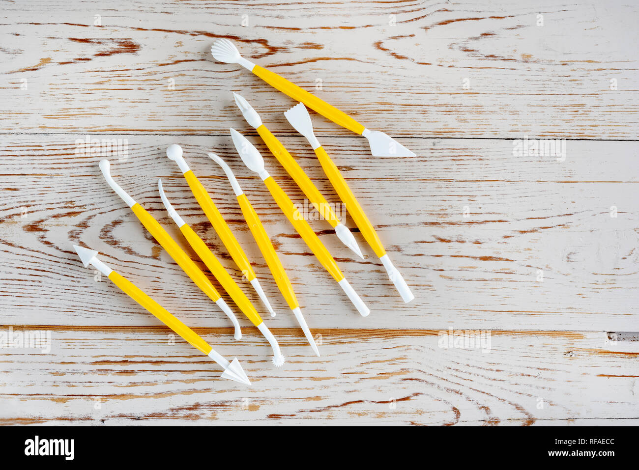 La selezione di lavorazione dello zucchero o glassa fondente decorare strumenti. Foto Stock