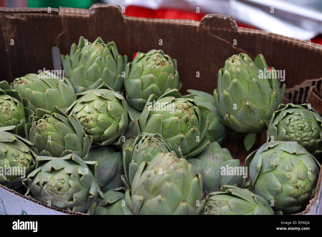 Carciofi freschi nella casella al mercato per la vendita Foto Stock