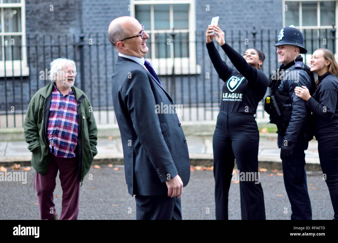 Andy Knott (Chief Executive Officer), Bill Oddie e membri della Lega contro la crudele Sport offrendo una petizione al 10 di Downing Street, XIX Decem Foto Stock