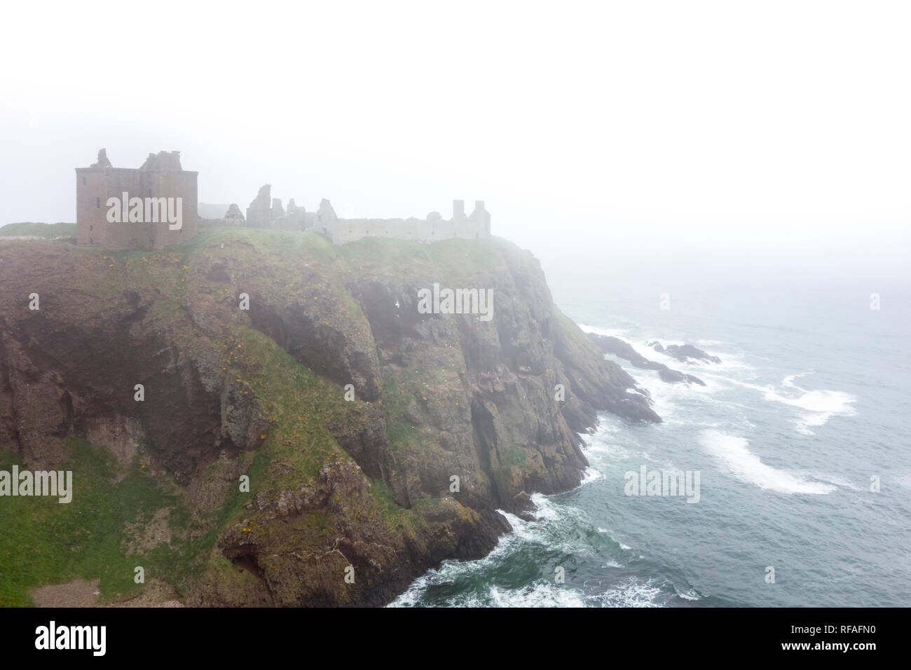 Castello di Dunnottar nella nebbia, rovinato fortezza medievale vicino a Stonehaven sulla scogliera sul mare lungo la costa del Mare del Nord, Aberdeenshire, Scotland, Regno Unito Foto Stock