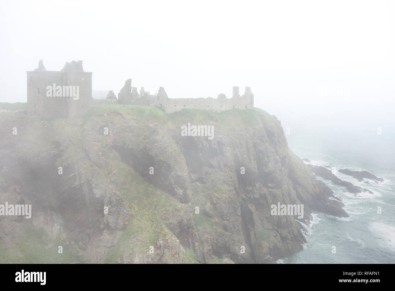 Castello di Dunnottar nella fitta nebbia, rovinato fortezza medievale vicino a Stonehaven sulla scogliera sul mare lungo la costa del Mare del Nord, Aberdeenshire, Scotland, Regno Unito Foto Stock