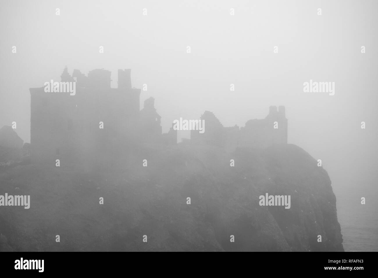 Castello di Dunnottar nella fitta nebbia, rovinato fortezza medievale vicino a Stonehaven sulla scogliera sul mare lungo la costa del Mare del Nord, Aberdeenshire, Scotland, Regno Unito Foto Stock