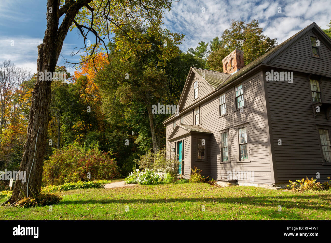 Caduta Foglie sugli alberi al di sopra della Casa del frutteto durante la stagione autunnale. Minute Man National Historical Park, Massachusetts Foto Stock