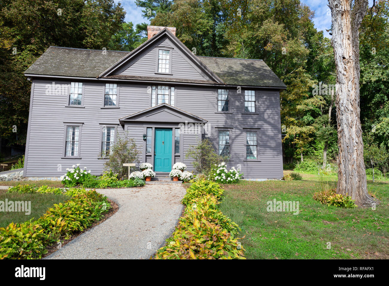 Una passerella nel cortile anteriore che portano fino alla storica Casa del frutteto. Minute Man National Historical Park, Massachusetts Foto Stock