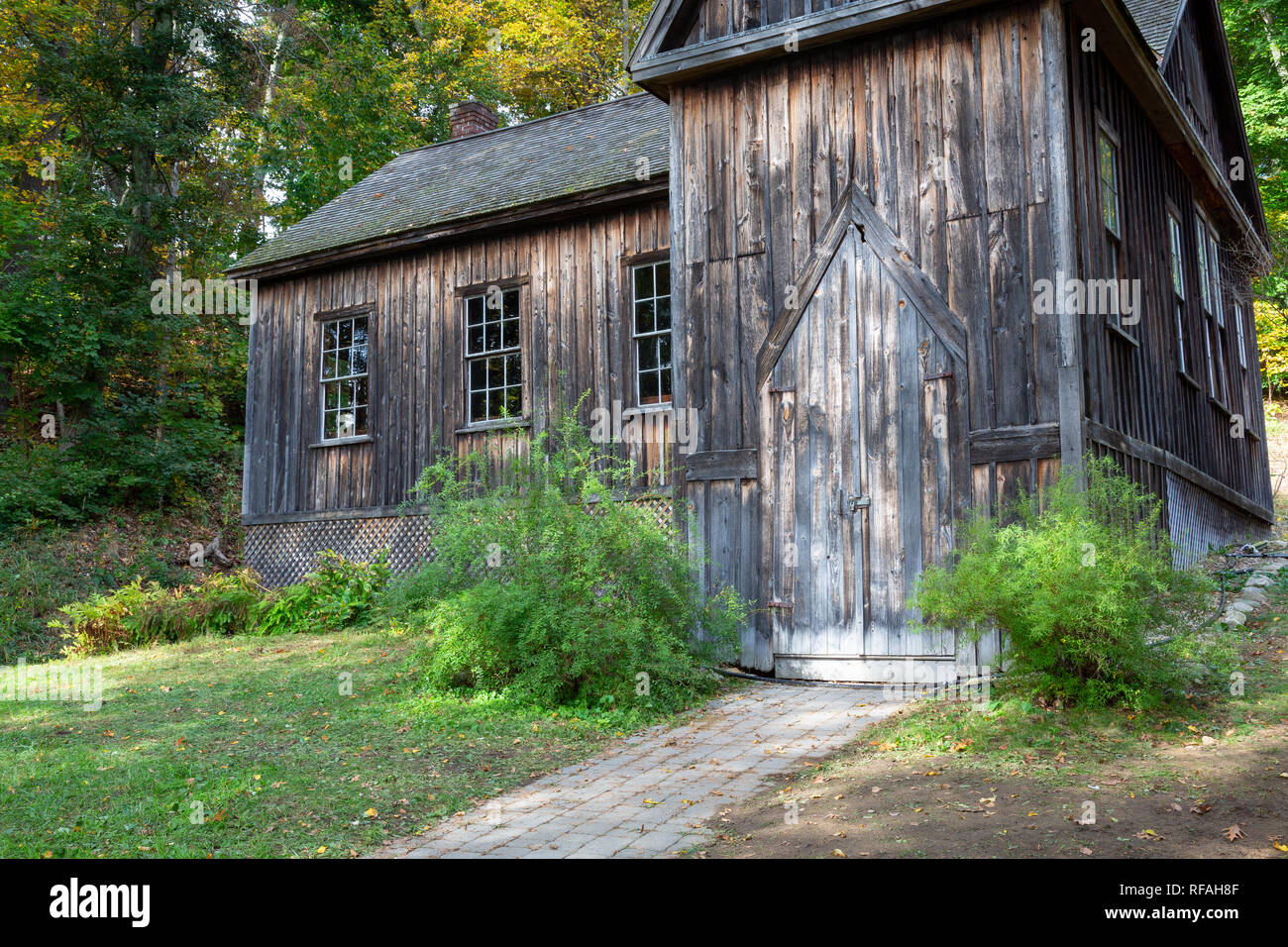 Il vecchio schoolhouse in piedi accanto alla Casa del frutteto. Minute Man National Historical Park, Massachusetts Foto Stock