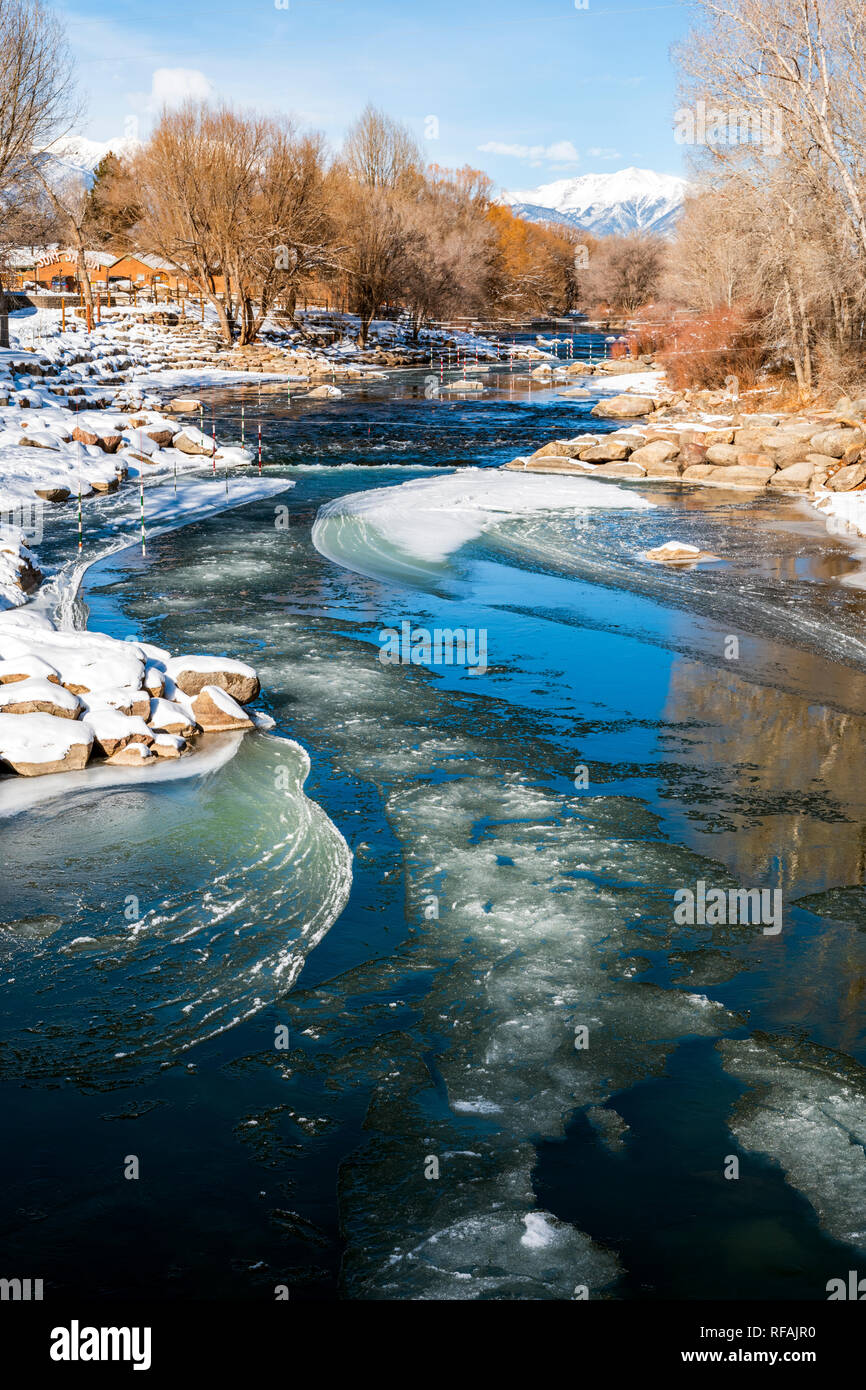 Neve e ghiaccio soffocato Arkansas River, che corre attraverso il quartiere del centro storico del piccolo paese di montagna di salida, Colorado, STATI UNITI D'AMERICA Foto Stock