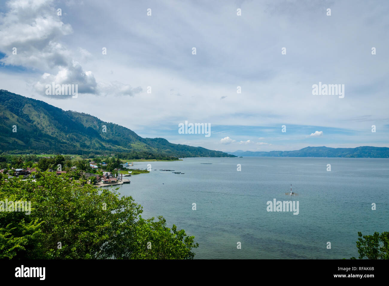 Lago Toba paesaggio in Tuktuk, Sumattra del Nord, Indonesia. Lago Toba è una popolare destinazione turistica di Sumatra, Indonesia. Foto Stock
