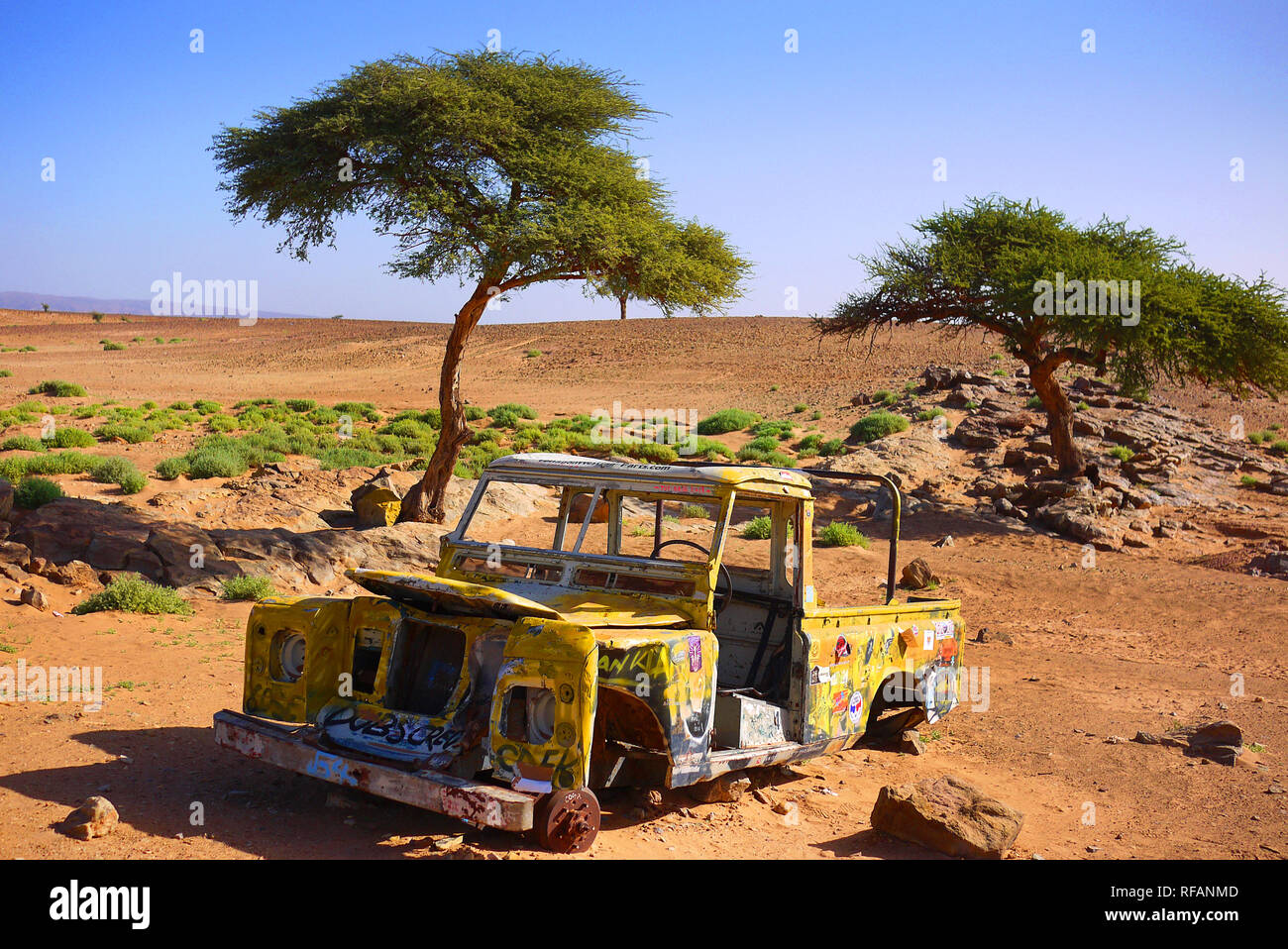 Un rally Parigi-Dakar Land Rover abbandonati nel deserto del Sahara vicino a Mhamid in Marocco. Foto Stock