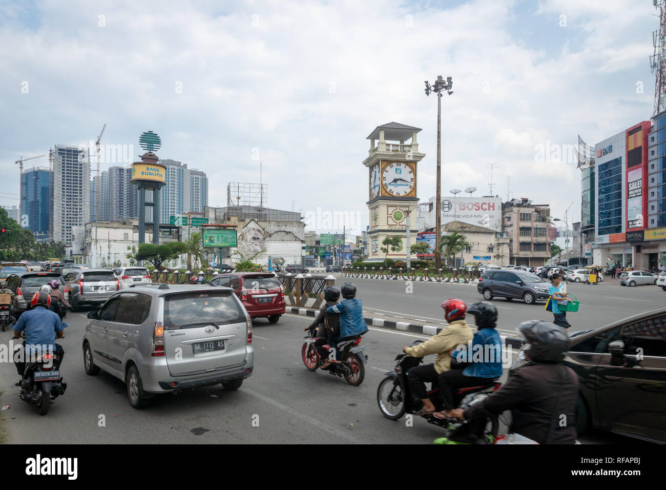 Medan, Indonesia - Gennaio 2018: Medan street e il traffico nella zona centrale a Medan, nel nord di Sumatra, Indonesia. Foto Stock