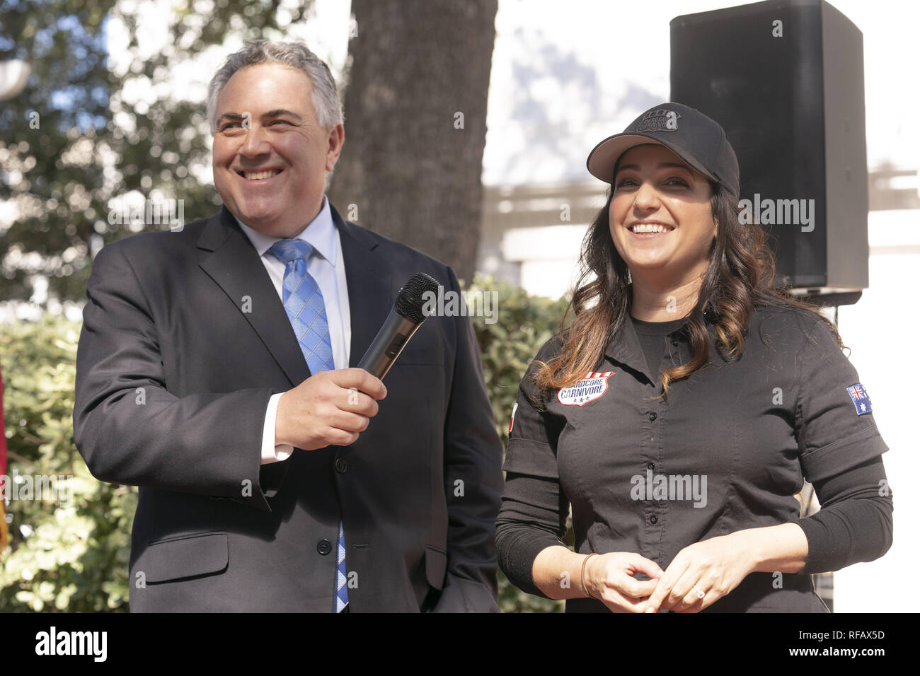 Austin, Texas, Stati Uniti d'America. 24 gen 2019. Ambasciatore Joe Hockey di Australia e autore australiano e chef Jess Payles di visita a Melbourne con Texas Gov. Greg Abbott durante il Grande si accoppia Australia-Texas barbecue presso la Residenza del Governatore. Abbott e Hockey ha lavorato per rafforzare i legami tra gli alleati a discutere di agricoltura e high tech prima di mangiare vegemite australiana bruciate le estremità e heartbrand akaushi. Credito: Bob Daemmrich/ZUMA filo/Alamy Live News Foto Stock