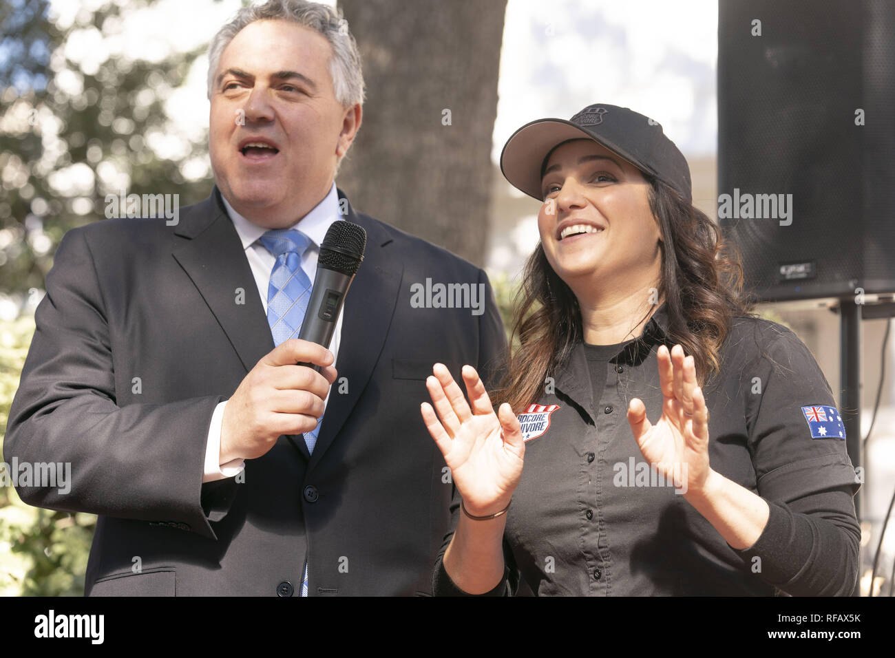 Austin, Texas, Stati Uniti d'America. 24 gen 2019. Ambasciatore Joe Hockey di Australia e autore australiano e chef Jess Payles di visita a Melbourne con Texas Gov. Greg Abbott durante il Grande si accoppia Australia-Texas barbecue presso la Residenza del Governatore. Abbott e Hockey ha lavorato per rafforzare i legami tra gli alleati a discutere di agricoltura e high tech prima di mangiare vegemite australiana bruciate le estremità e heartbrand akaushi. Credito: Bob Daemmrich/ZUMA filo/Alamy Live News Foto Stock