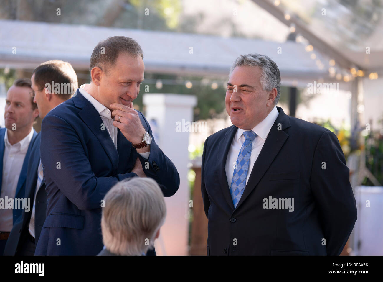 Joe Hockey, centro, Ambasciatore di Australia in Stati Uniti e Austin, Texas, imprenditore James Messer, sinistra, visita con Texas Gov. Greg Abbott durante il Grande si accoppia Australia-Texas barbecue presso la Residenza del Governatore di Austin. Abbott e Hockey ha lavorato per rafforzare i legami tra gli alleati a discutere di agricoltura e high tech prima di mangiare Vegemite australiana bruciate le estremità e HeartBrand Akaushi carni bovine. Foto Stock