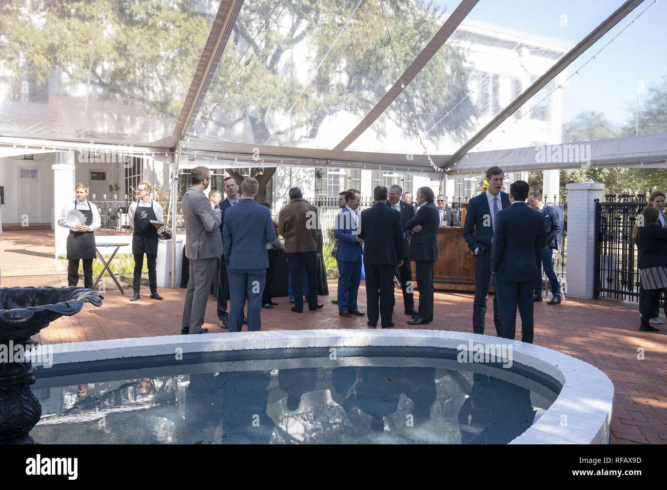 Austin, Texas, Stati Uniti d'America. 24 gen 2019. Un quadro legislativo folla si raduna come ambasciatore Joe Hockey di Australia in visita con Texas Gov. Greg Abbott durante il Grande si accoppia Australia-Texas barbecue presso la Residenza del Governatore. Il pranzo è stato quello di rafforzare i legami tra gli alleati a discutere di agricoltura e high tech prima di mangiare vegemite australiana bruciate le estremità e heartbrand akaushi. Credito: Bob Daemmrich/ZUMA filo/Alamy Live News Foto Stock