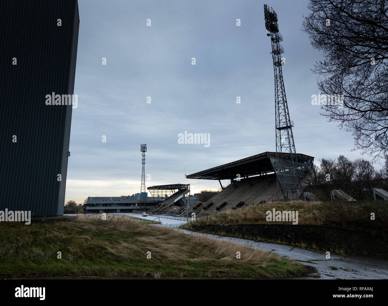 Edimburgo, Scozia, Regno Unito. Il 24 gennaio, 2019. Meadowbank Stadium nella capitale scozzese città viene demolita per far posto a nuove abitazioni e strutture sportive. Costruito sul sito della precedente Meadowbank nuovo e vecchio Meadowbank luoghi sportivi, è stato originariamente costruito per ospitare il 1970 Giochi del Commonwealth. Essa ha anche ospitato i Giochi nel 1986, diventando la prima sede per ospitare i giochi a due volte. Foto Stock