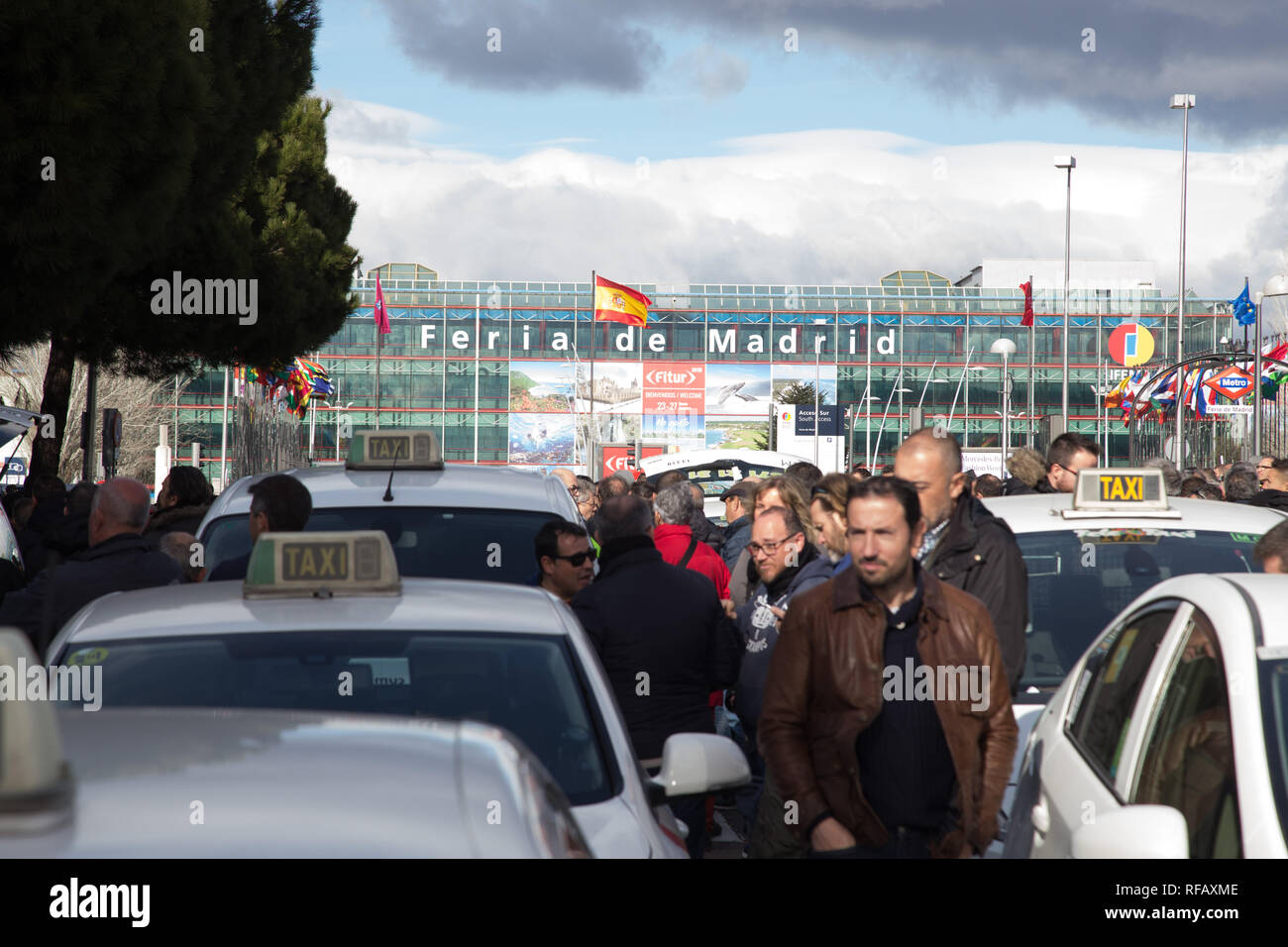 Madrid, Spagna. 24 gen 2019. I tassisti sono veduto camminare in mezzo taxi parcheggiato sulla strada durante lo sciopero.Migliaia di conducenti di taxi sono ancora in sciopero vicino a Fitur, il Salone del Turismo che si terrà questa settimana presso il centro fieristico Ifema di Madrid a richiesta per più stringente regolazione per noleggio veicoli con conducente (VTC), che utilizzano Uber Cabify o applicazioni. Credito: Lito Lizana/SOPA Immagini/ZUMA filo/Alamy Live News Foto Stock