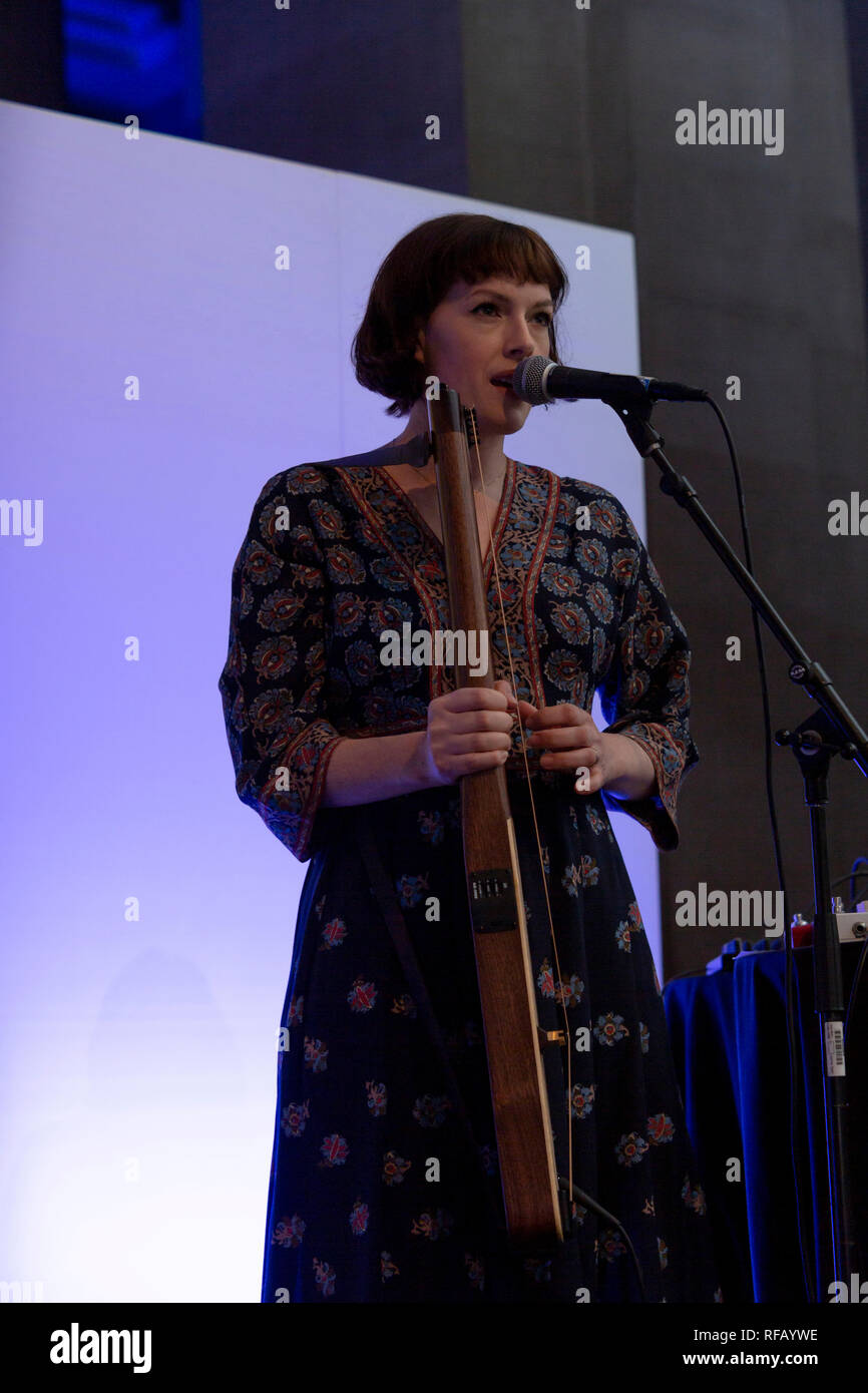 Cardiff, Regno Unito. Il 24 gennaio, 2019. Gwenno esegue musica dal vivo presso la Artes Mundi 8 Award. Credito: Ben riso Credit: Ben riso/Alamy Live News Foto Stock
