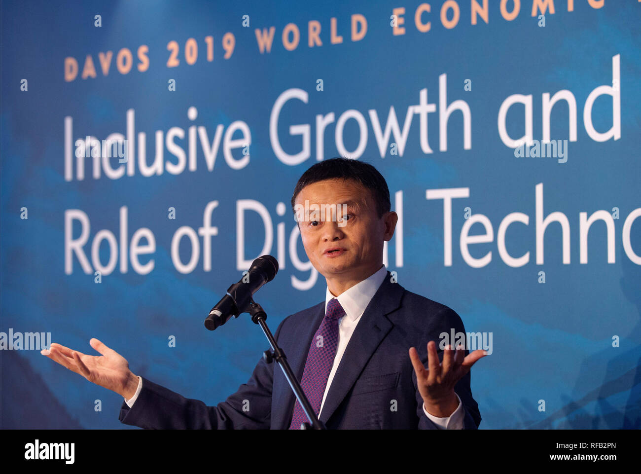 Pechino, Svizzera. 25 gennaio, 2019. Alibaba co-fondatore e presidente Ma Jack parla al XXVI Forum Economico Mondiale (WEF) conferenza annuale come l'Accademia Luohan, un Alibaba thinktank, rilascia una relazione intitolata 'Digital tecnologia e crescita inclusiva" del World Economic Forum di Davos, in Svizzera, il 25 gennaio, 2019. Credito: Xu Jinquan/Xinhua/Alamy Live News Foto Stock