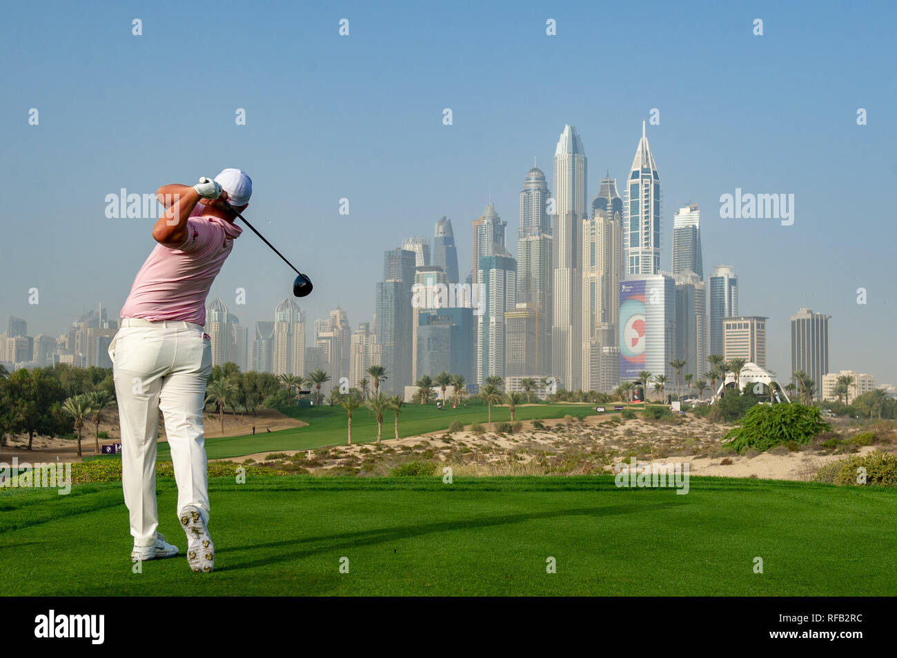 Dubai, EAU. Il 24 gennaio, 2019. Callum Shinkwin di Inghilterra tees off all'ottavo foro nel round 2 durante l'Omega Dubai Desert Classic 2019 presso l'Emirates Golf Club, Dubai, UAE il 24 gennaio 2019. Foto di concedere l'inverno. Credit: UK Sports Pics Ltd/Alamy Live News Foto Stock