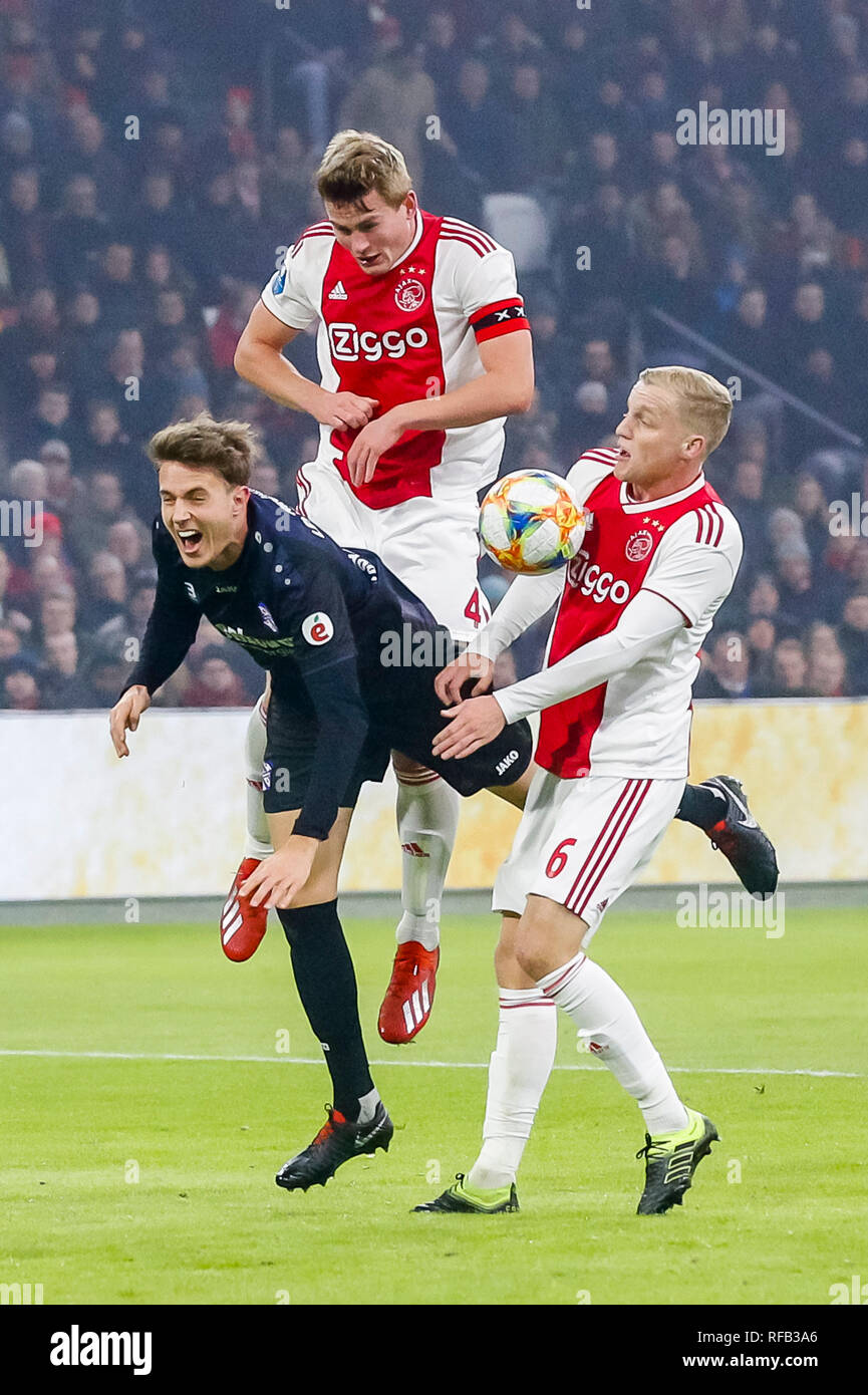 AMSTERDAM, Ajax - SC Heerenveen, calcio, KNVB Beker, Coppa Nazionale gioco, stagione 2018-2019, 24-01-2019, Johan Cruijff Arena, Ajax player Matthijs de Ligt (M), Ajax player Donny van de Beek (R), SC Heerenveen player Daniel Hoegh (L) Foto Stock