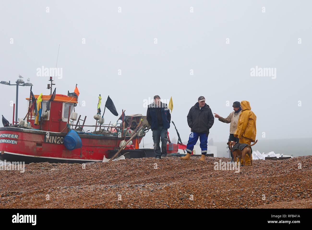 Hastings, East Sussex, Regno Unito. 25 gen, 2019. Regno Unito: Meteo acquazzoni pesanti di pioggia sono attesi durante tutta la giornata in Hastings, East Sussex come le perturbazioni atmosferiche continua. Il popolo di Hastings svegliato da una fitta nebbia questa mattina ma non freddo come l'ultimo pochi giorni. I pescatori sulla più grande regno unito spiaggiata lanciato della flotta di pesca. © Paul Lawrenson 2019, Photo credit: Paolo Lawrenson / Alamy Live News Foto Stock