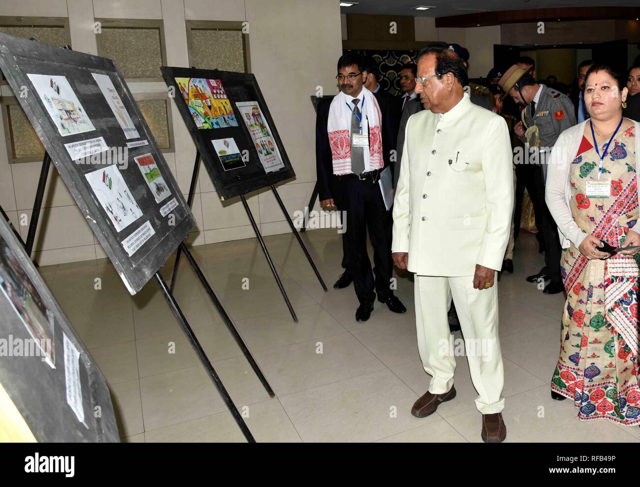 Gli elettori nazionali giorno. Guwahati, Assam, India. Gennaio 25, 2019. Governatore di Assam, Prof Jagdish Mukhi visita una mostra d'arte da parte degli studenti in occasione degli elettori nazionali giorno a Nedfi Haat. Foto: DAVID TALUKDAR. Credito: David Talukdar/Alamy Live News Foto Stock