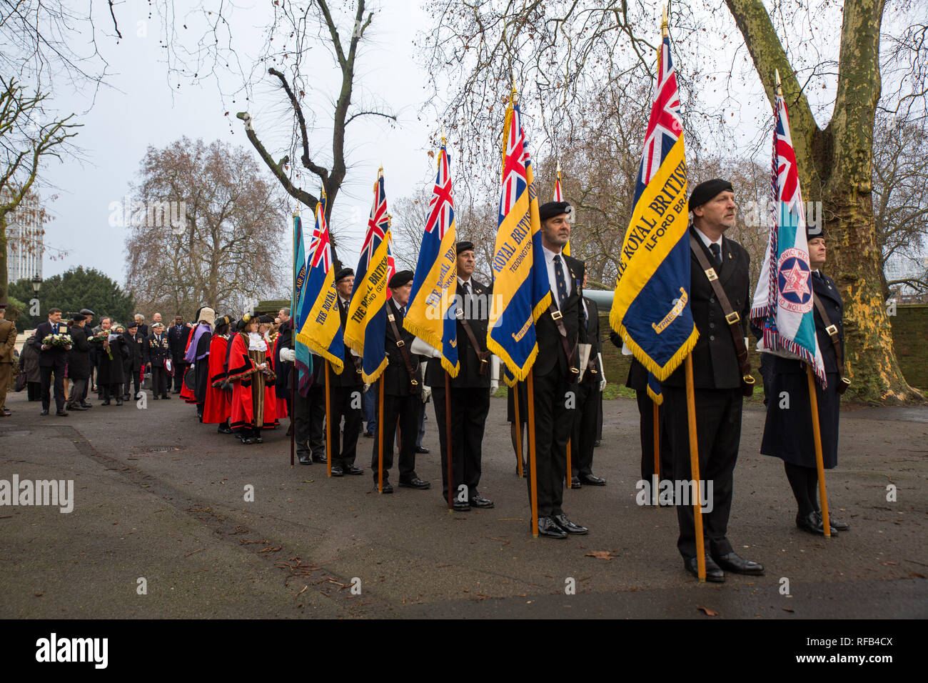 London , REGNO UNITO. Il 25 gennaio 2019. Sindaci da Londra e da rappresentanti di gruppi memorial lay ghirlande e fiori presso il Memoriale dell'Olocausto Tree sovietica e Memoriale di guerra al di fuori dell'Imperial War Museum di Londra. Credito : George Wright Cracknell/Alamy Live News Foto Stock