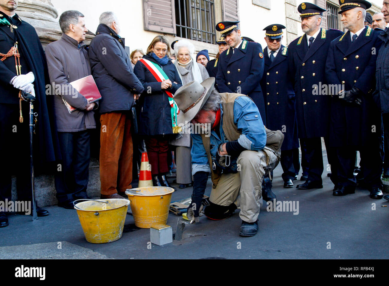 Foto LaPresse - Mourad Balti Touati 25/01/2019 Milano (Ita) - Piazza Beccaria Cronaca Cerimonia publica di presentazione Milano e' Palazzo, trenta pietre d'inciampo nel ricordo dei milanesi assassinati nei lager nazisti - la posa della pietra dedicata a Luigi Vacchini Nella foto: Gunter Demnig mentre posa la pietra d'inciampo Foto Stock